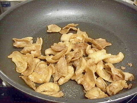 お肉屋さんの鶏皮油とパリ皮炒め